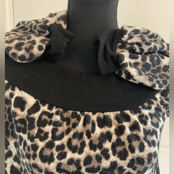 COCO & MAIN Animal Printed top with rounded on off the shoulder neckline. - Picture 4 of 9